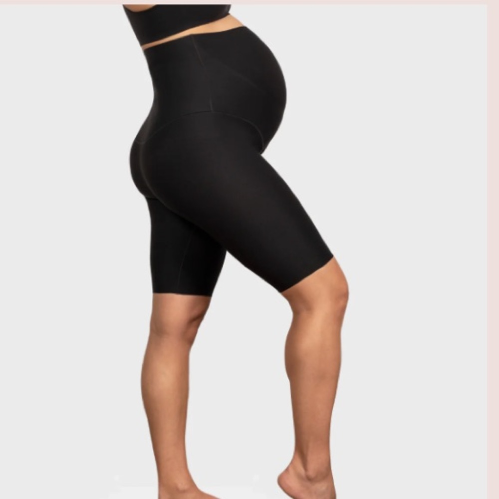 Glowe maternity 8” short
